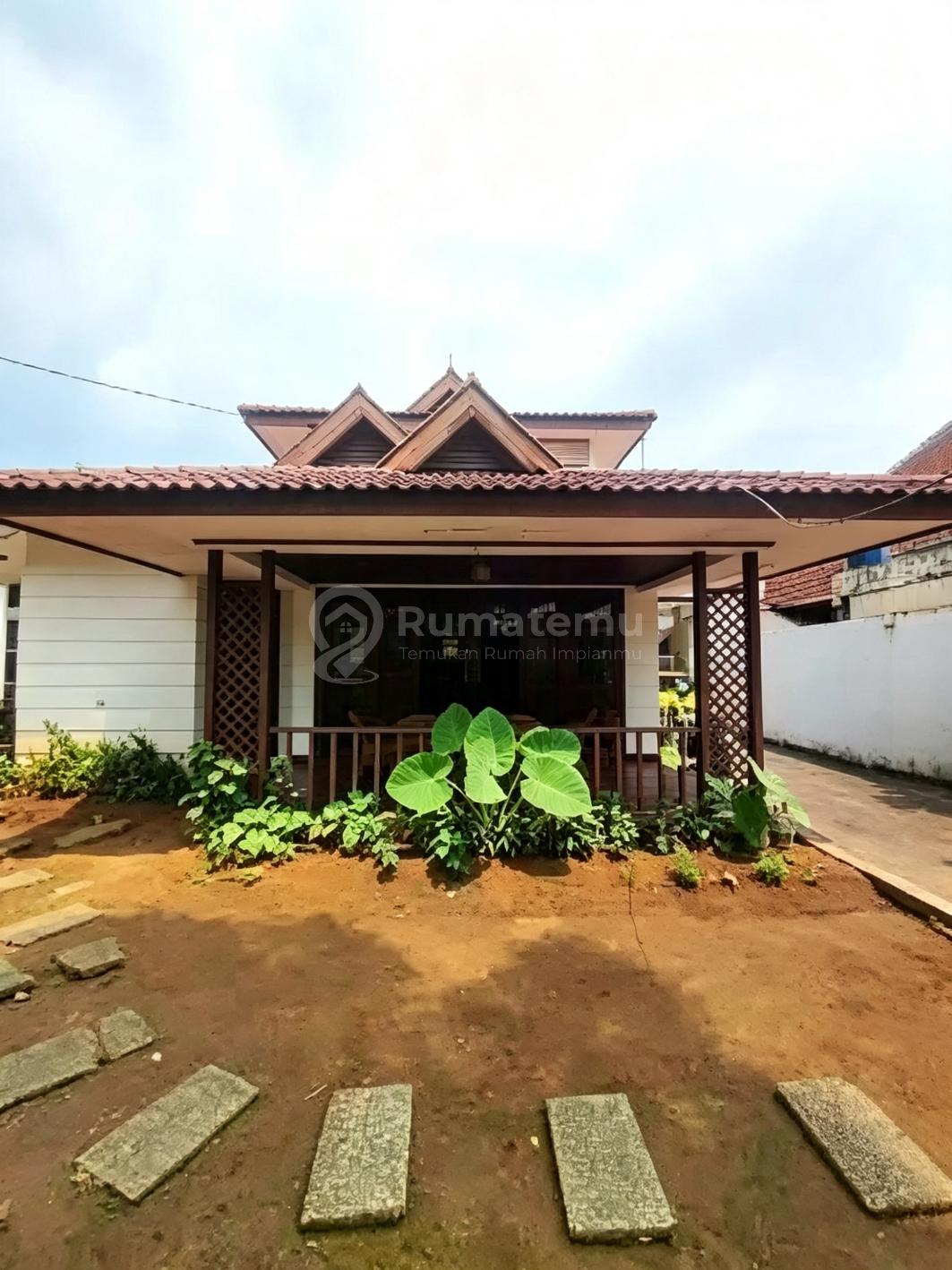 Rumah Klasik Tanah Luas Siap Huni Di Matraman Jakarta Timur