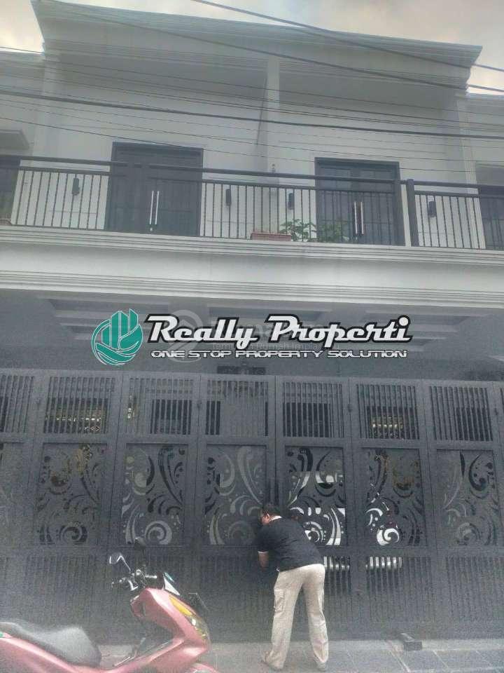 Rumah full furnished 3 Lantai Bagus siap Huni Di kelapa Dua wetan Cibubur Jakarta Timur