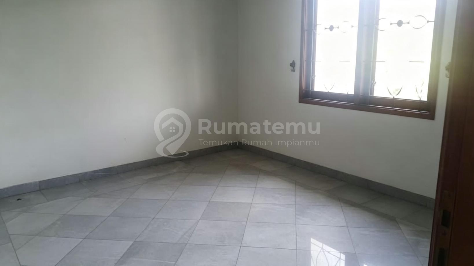 Jual rumah dalam komplek hook yang sangat mewah cantik dan nyaman di Pondok Bambu