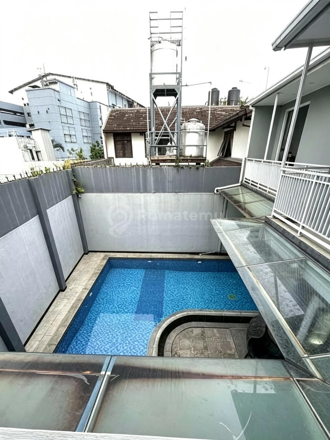 Jual Rumah Ada Kolam Renang di Kopo Melati Dekat Tol Kopo Bandung