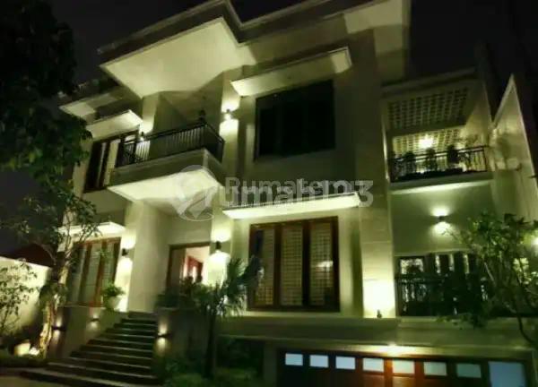 Dijual Rumah 3 Lantai di Menteng Furnished & Taman Luas