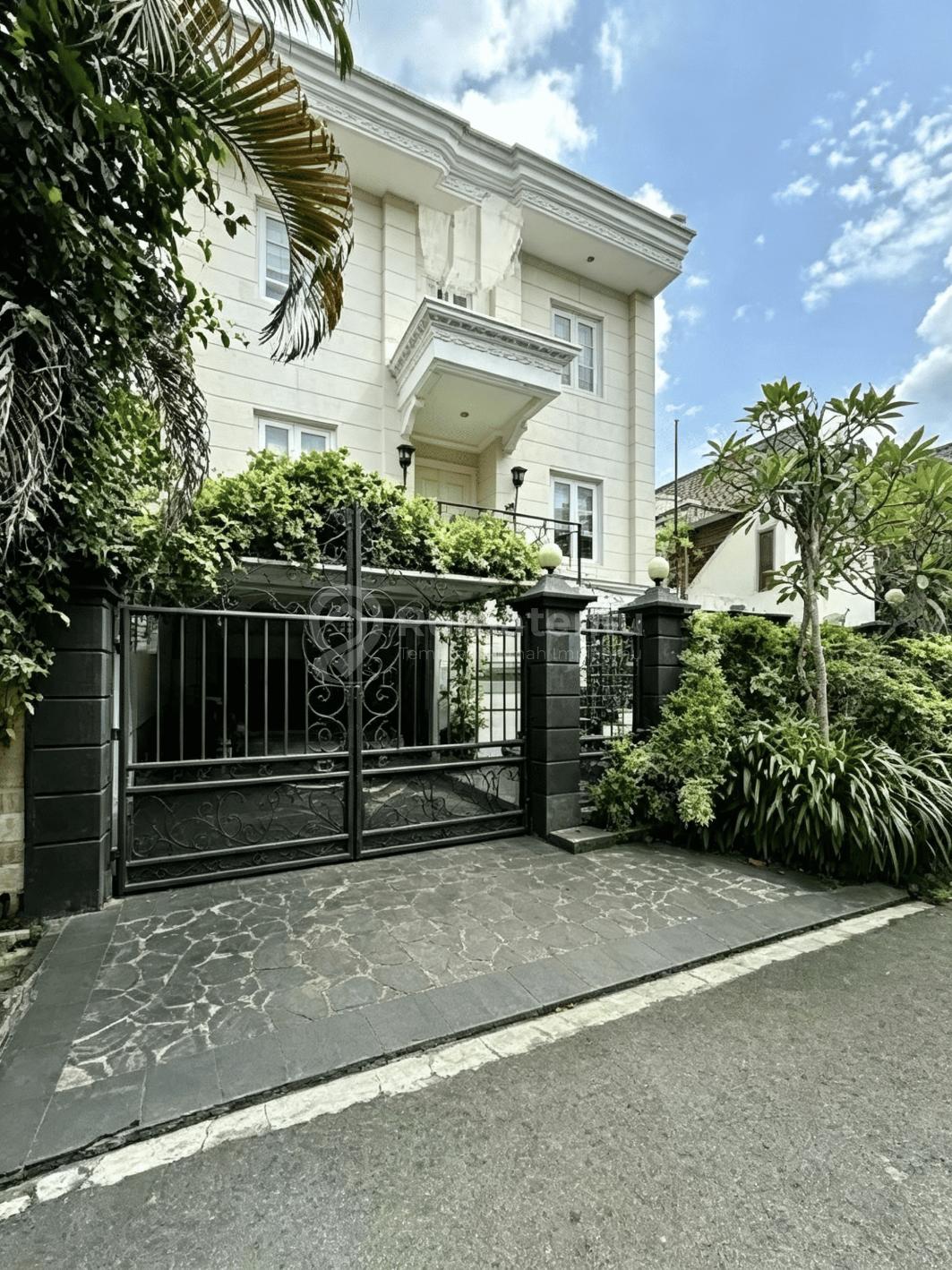 Dekat Taman, Dijual Rumah Modern Clasic Di Pondok Indah Jakarta Selatan