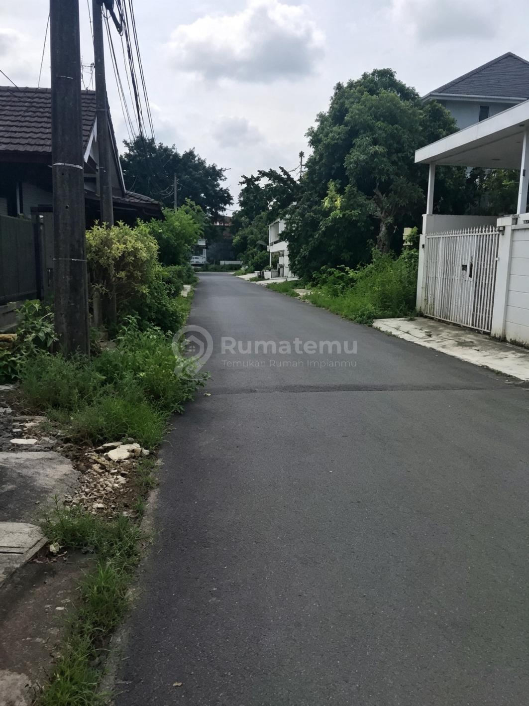Lt. 2534 m shm cocok untuk usaha restoran, ekspedisi kosan atau kantor lokasi sangat strategis. dekat Mal, pasar pusat bisnis puri indah, cocok juga untuk hunian.