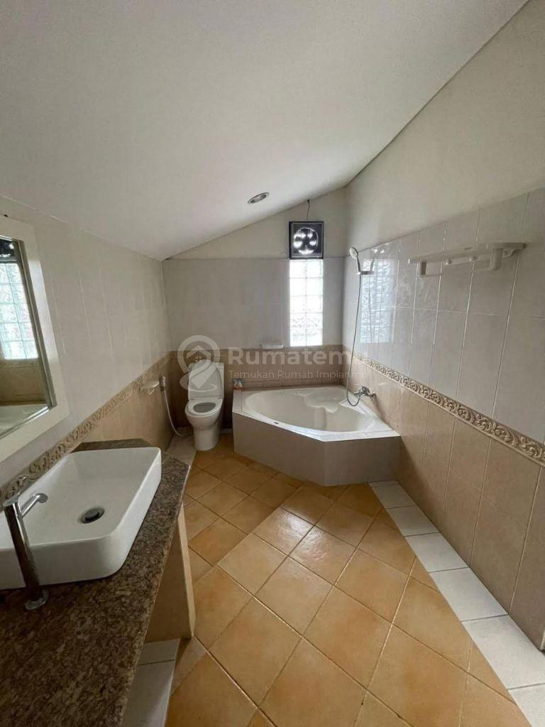 Rumah Megah 2 Lantai Jl. Malang Menteng Jakpus - Garasi 8 Mobil + Private Pool (Bawah Pasar)