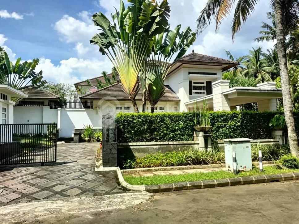 dijual murah rumah hook mewah 2 lantai ada kolam renang di Bintaro Park sektor 8