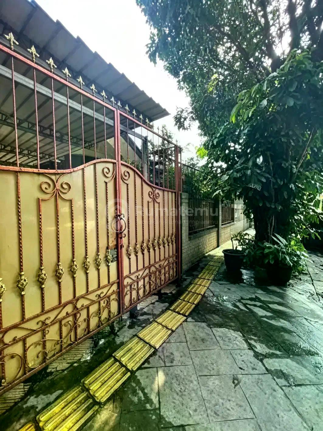 Rumah Pinggir Jalan Kencana Loka Bsd City