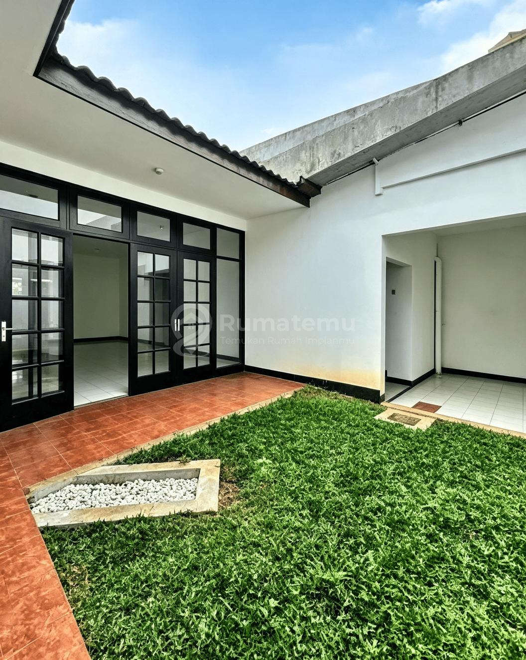 Rumah di Komplek Tanjung Barat Indah, 350 Meter ke Tb Simatupang lokasi strategi