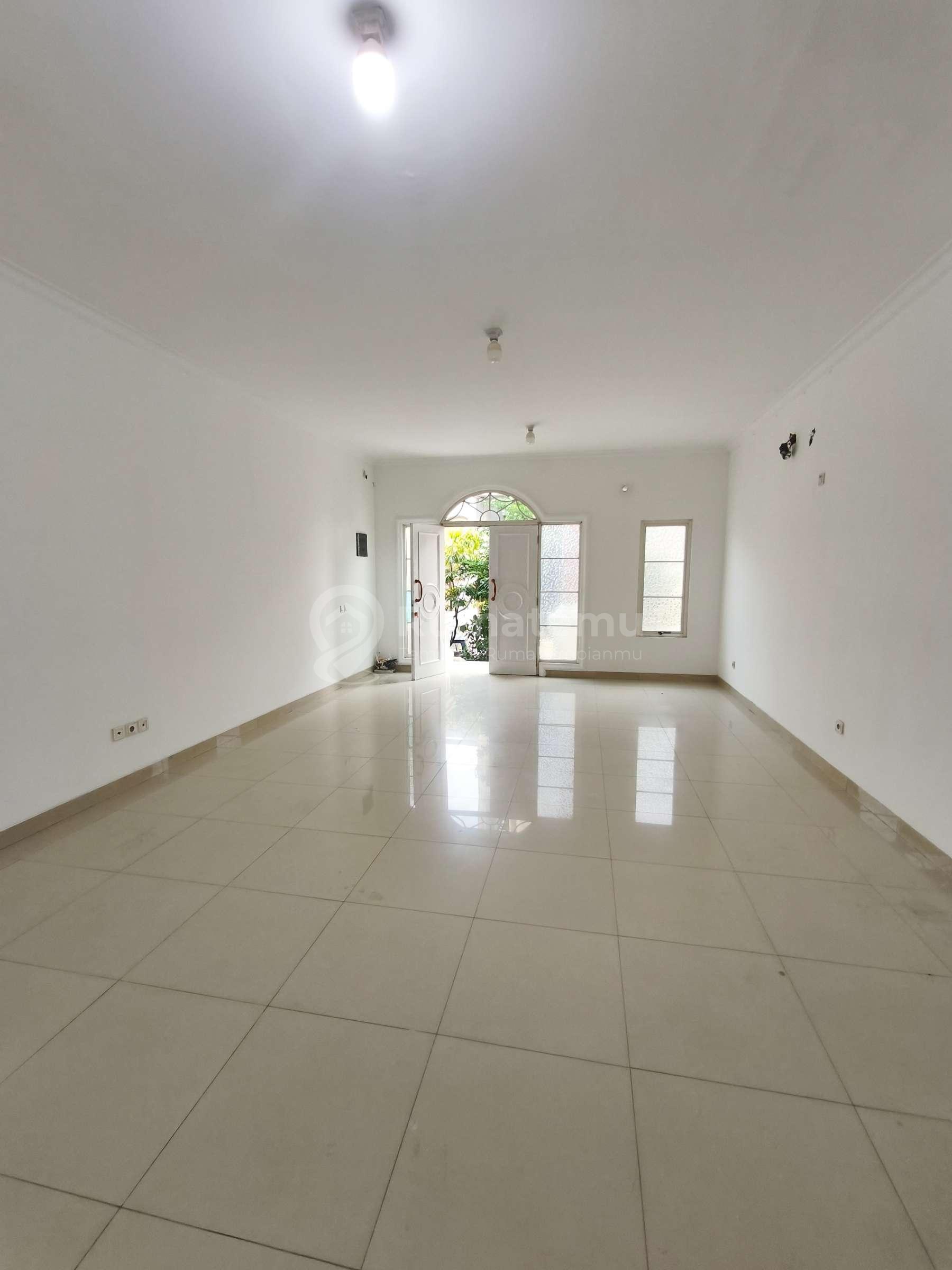 disewakan rumah 2 lantai siap pakai di green mansion