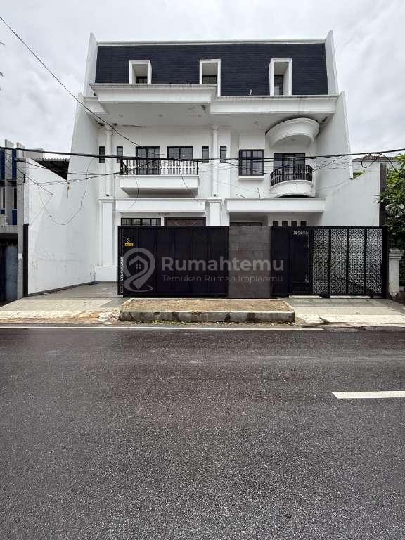 Rumah Mewah Baru 700 m² di Tomang Jakarta Barat – Rooftop, Balkon Tiap Kamar, Harga Turun 12,5M