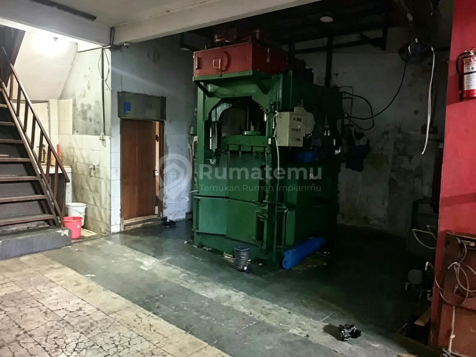 Gudang Murah Di Pinggir Jalan Utama Kh.wahid Hasyim Cipondoh Tangerang Kota Banten