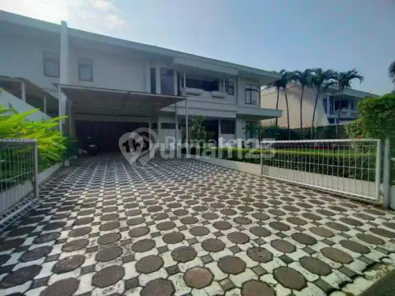 Disewa Cepat !! Rumah Exclusive di Dalam Cluster - Premium Comfort With Private Pool !! Luas 713M2 Hanya 350 Juta/Tahun!! Jaksel