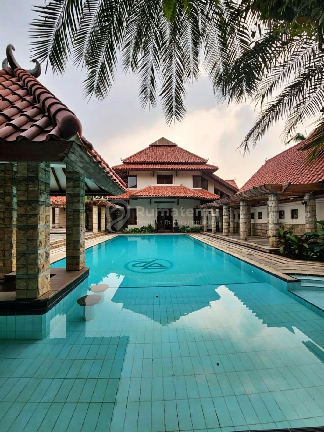 Dijual Rumah super mewah + swimming pool 2 lantai di Pondok Indah Jakarta Selatan
