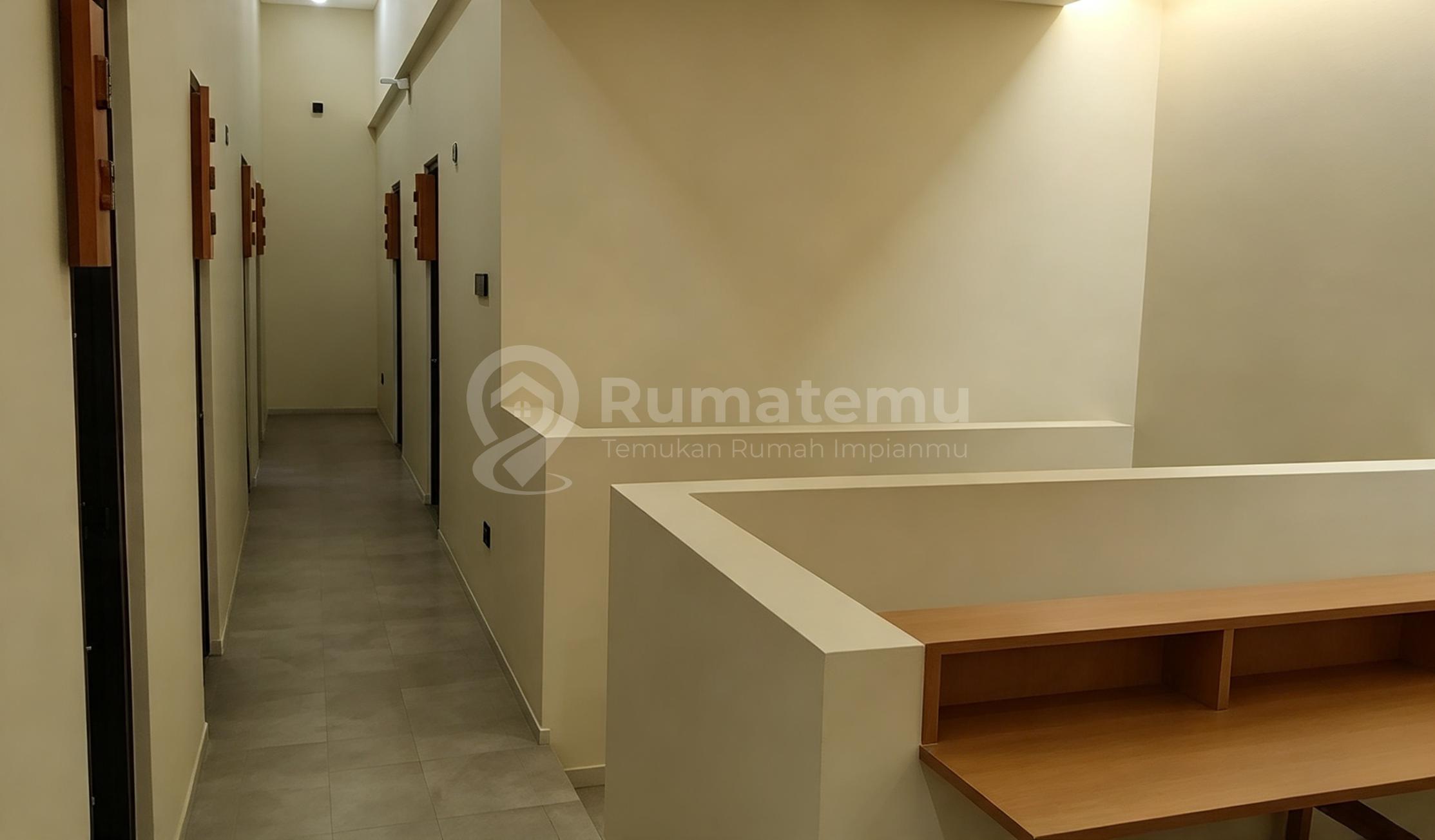 Belakang Hotel Sheraton Maguwo, Maguwoharjo, Depok, Sleman, Yogyakarta ..Dijual Kost 2 Lantai, 14 Kamar Tidur(Kamar Mandi Dalam), Kost Sudah Beroperasi, Harga Sewa/Kamar: 1,8-2 Jt/Bulan, Sertifikat + IMB Ready.-Rr.0926