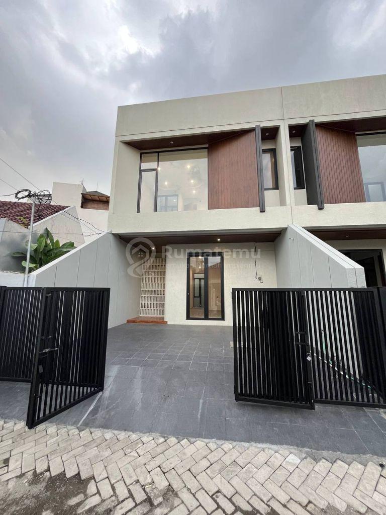 Dijual rumah baru lokasi strategis di Klampis semolo Surabaya timur 