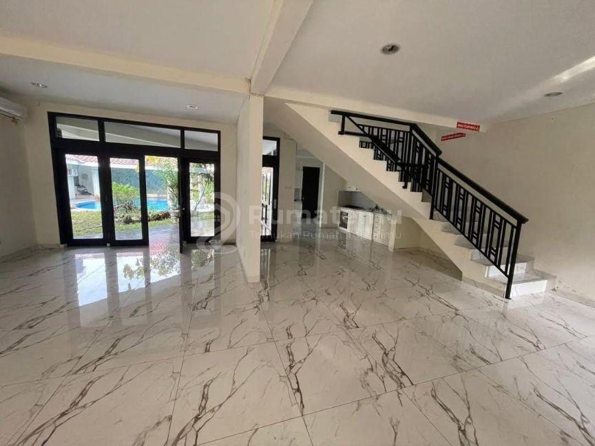 Rumah Megah 2 Lantai Jl. Malang Menteng Jakpus - Garasi 8 Mobil + Private Pool (Bawah Pasar)