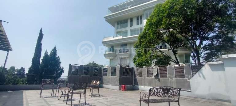 Villa Ciumbuleuit Ada 5 Paviliun, setiap paviliun ada 2 kamar tidur, 2 kamar mandi, ruang keluarga dan kitchen set