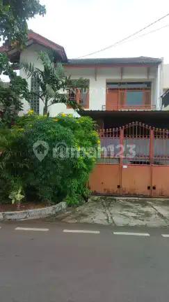 Rumah Hook Bangunan Kokoh di Kayu Putih, Jakarta Timur