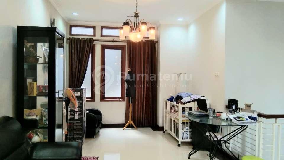Disewakan Rumah 3 Lantai Furnished Pejaten Jakarta Selatan 