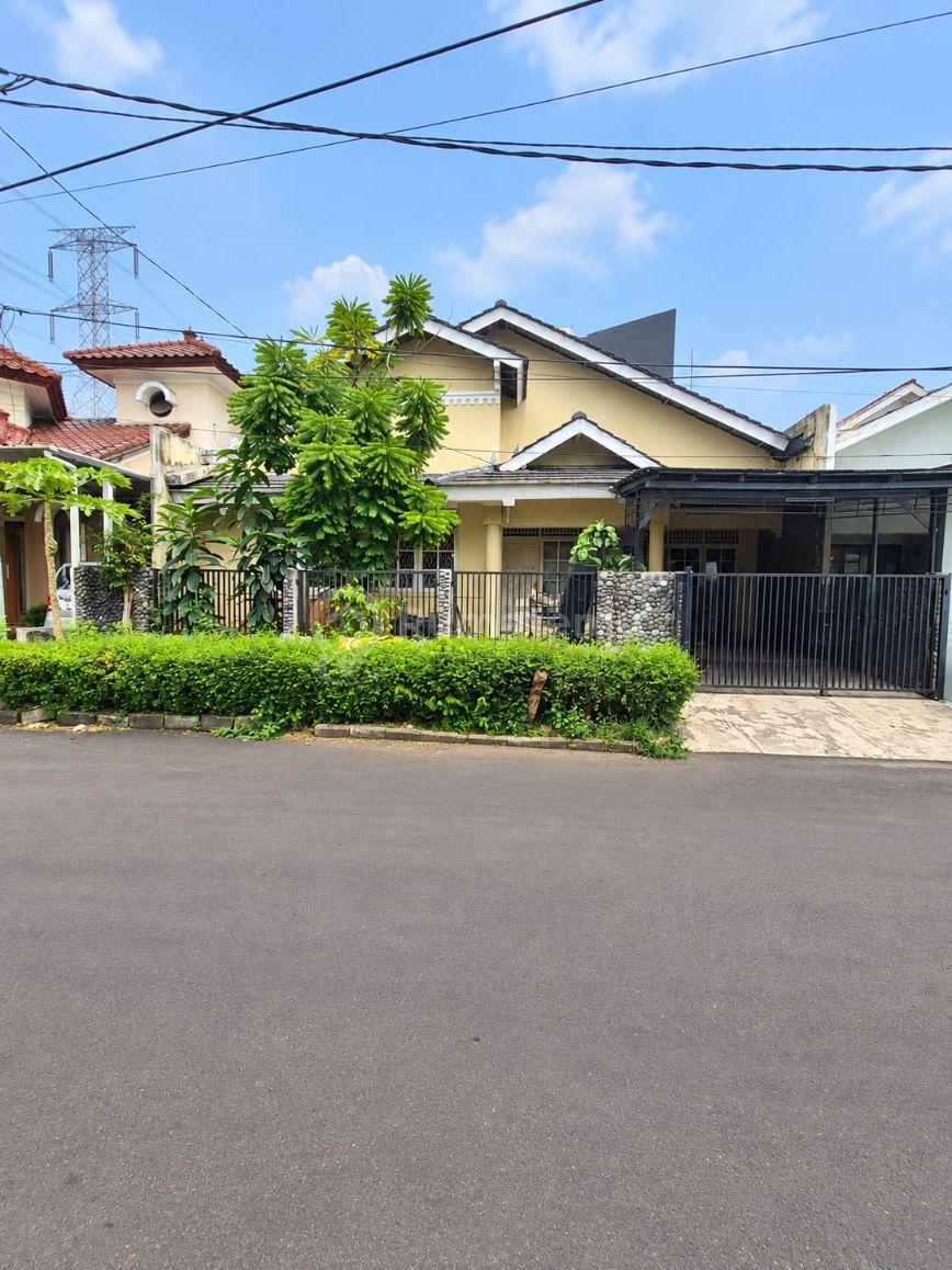 Rumah Nyaman di Sektor 9 dengan Halaman Luas dan Lokasi Strategis
