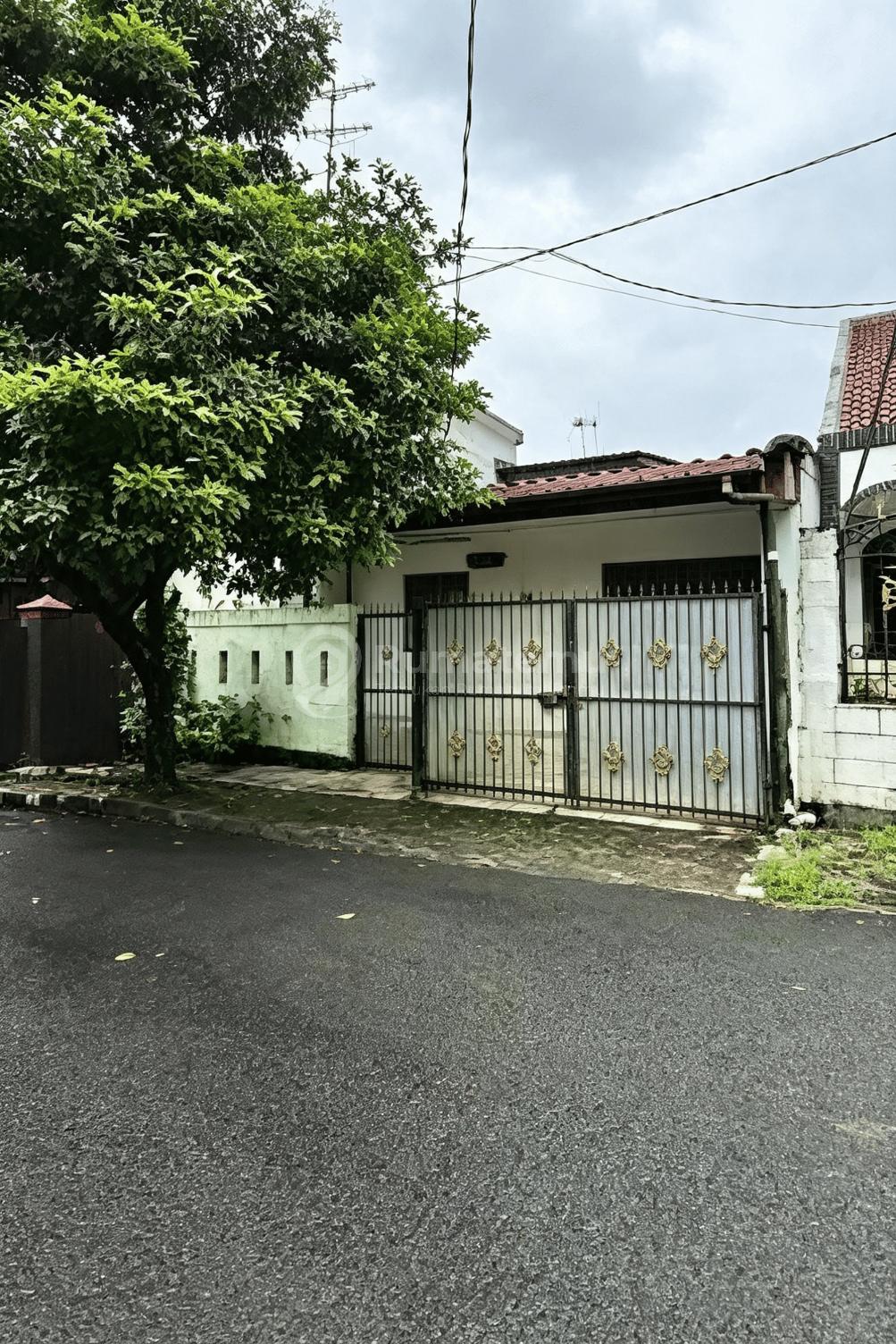 Rumah Dalam Komplek Akses Jalan Lebar di Duren Sawit