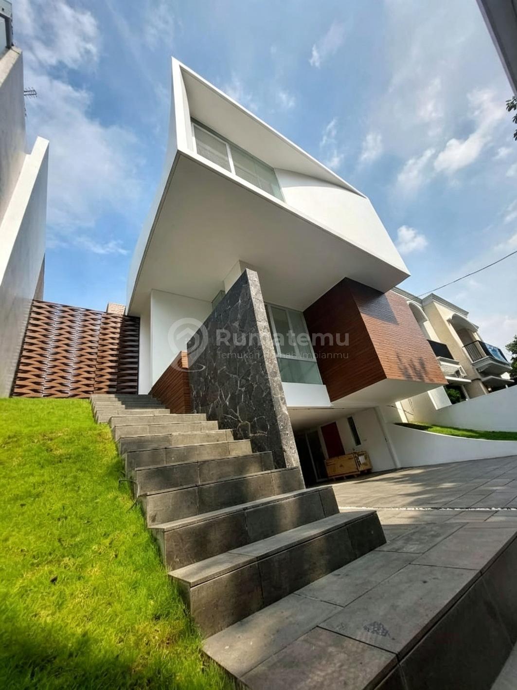 For SaleTown House Kemang terdapat akses jalan 2 mobil unfurnish, Mampang Prapatan, Jakarta Selatan
