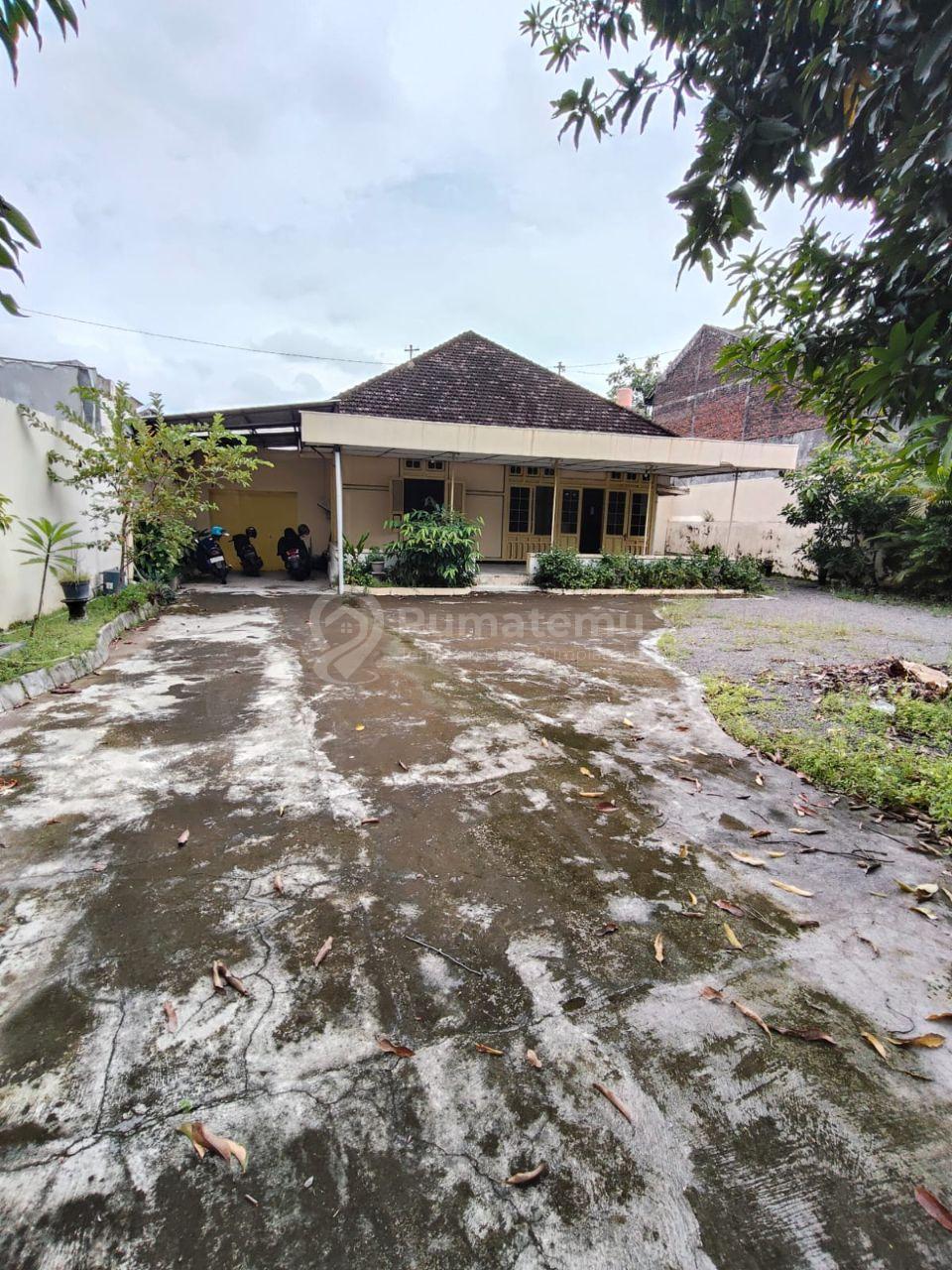 RUMAH VINTAGE TENGAH KOTA SOLO