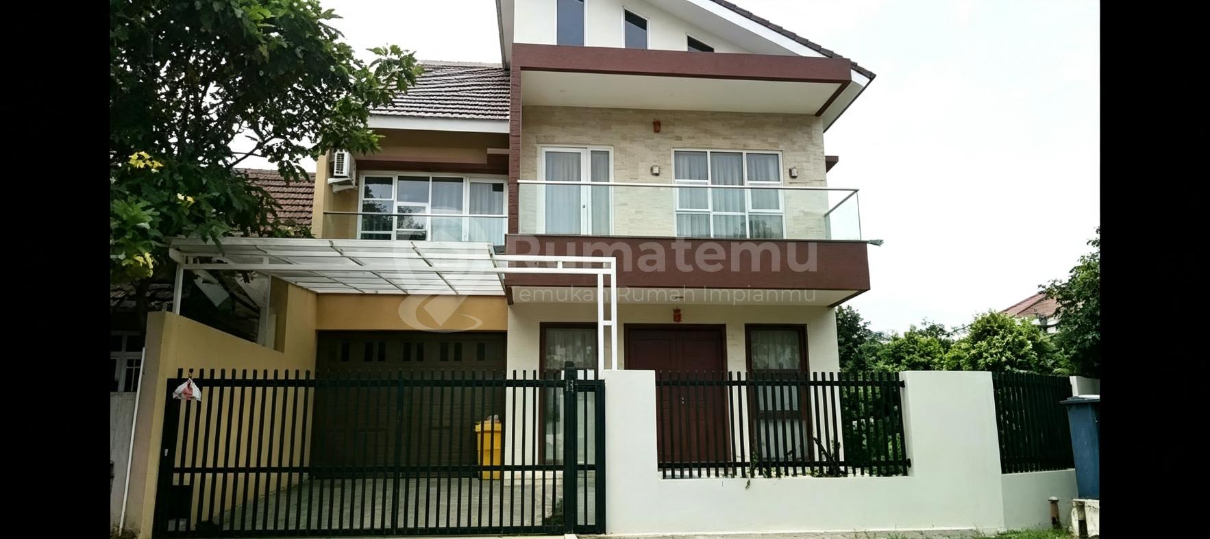 Dijual Rumah Mewah 2 lantai, Hoek, Full Furnished di Giriloka
