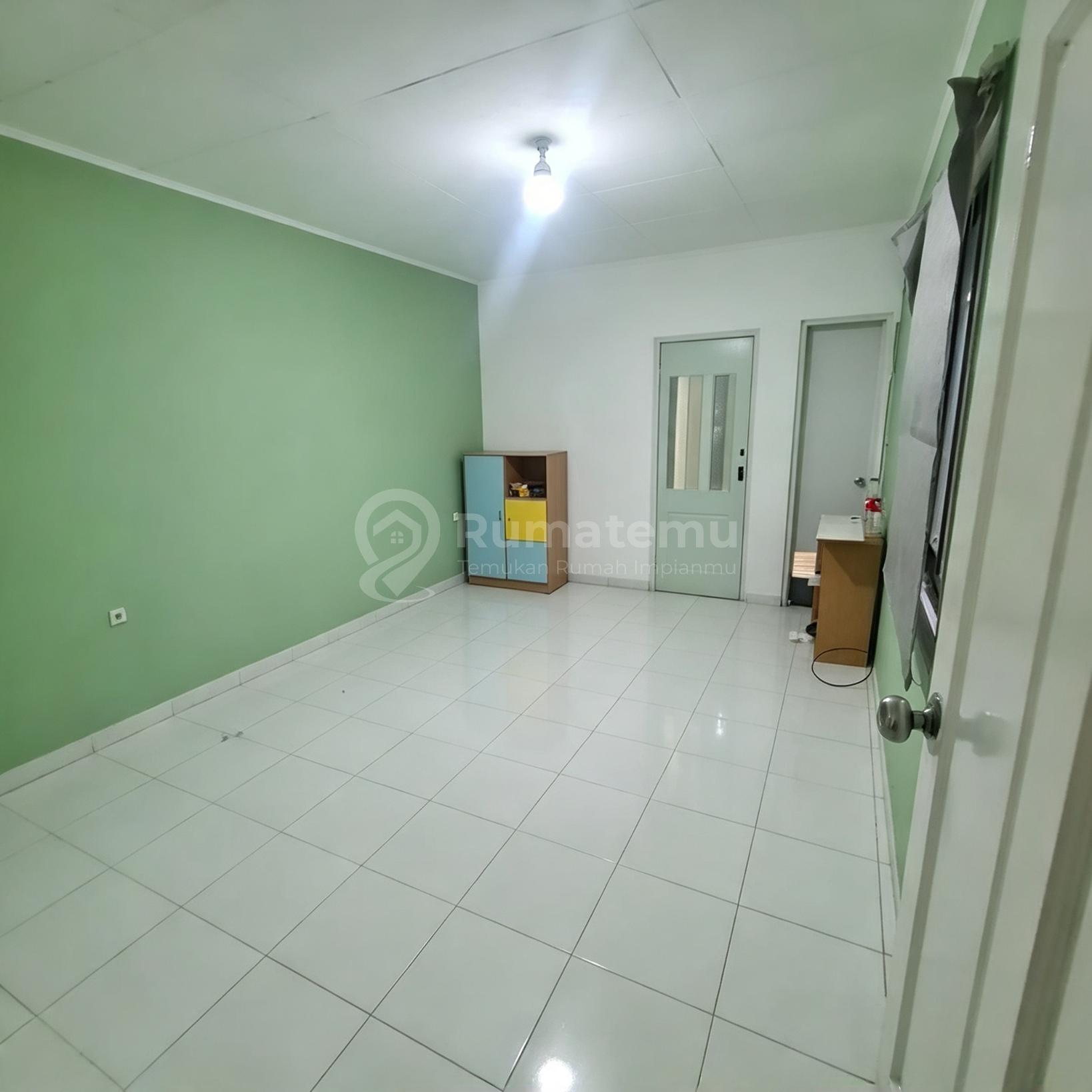 Taman Surya, Jakarta Barat..Dijual Rumah 2 Lantai, Area Bebas Banjir&Dekat Fasilitas Umum(Bank-Sekolah-Pasar Dll), Gudang 1, Carport 1 Mobil, Listrik 5.500W, Air Wtp&Pam, Hadap Barat, Row Jln 2 Mbl.-3T0926