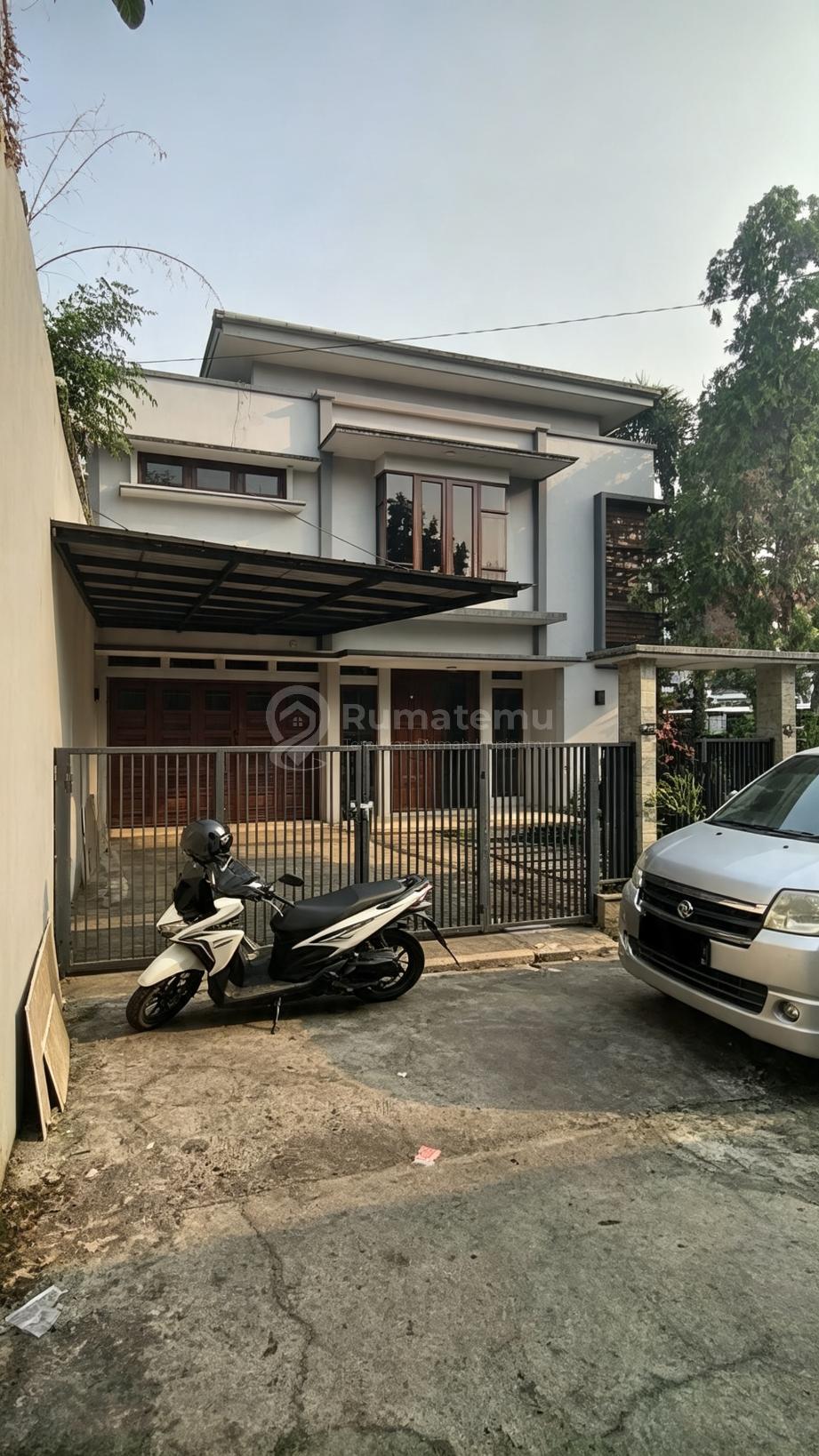 Dijual rumah cantik Hadap Utara Akses jalan 2 mobil lebih di Lebak Bulus, Cilandak Barat, Jakarta