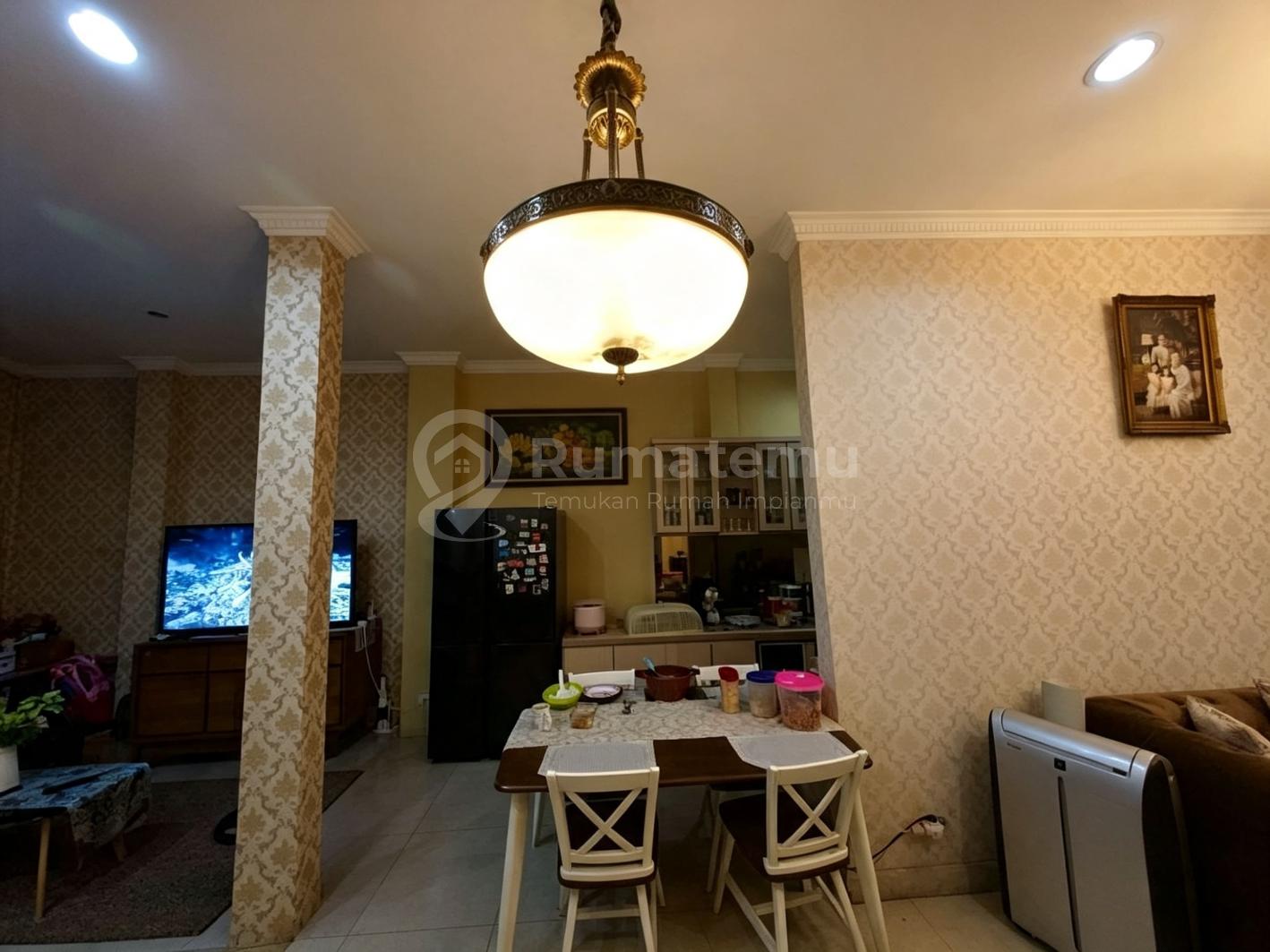 Dijual rumah Semi Fullfurnished kithen Set and Bar table di Villa Melati Mas, Jelupang, Serpong Utara