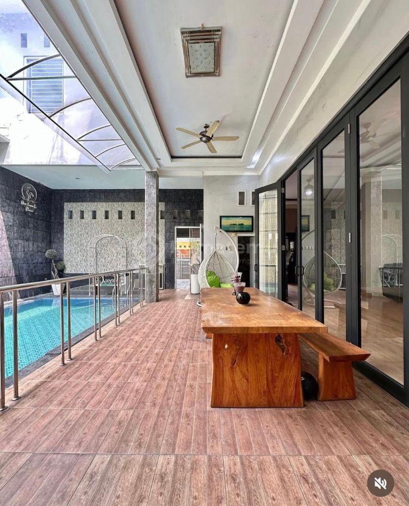 Rumah Mewah di Jatiwaringin Bekasi! Private Pool, 5+1 KT, Garasi 3 Mobil, SHM