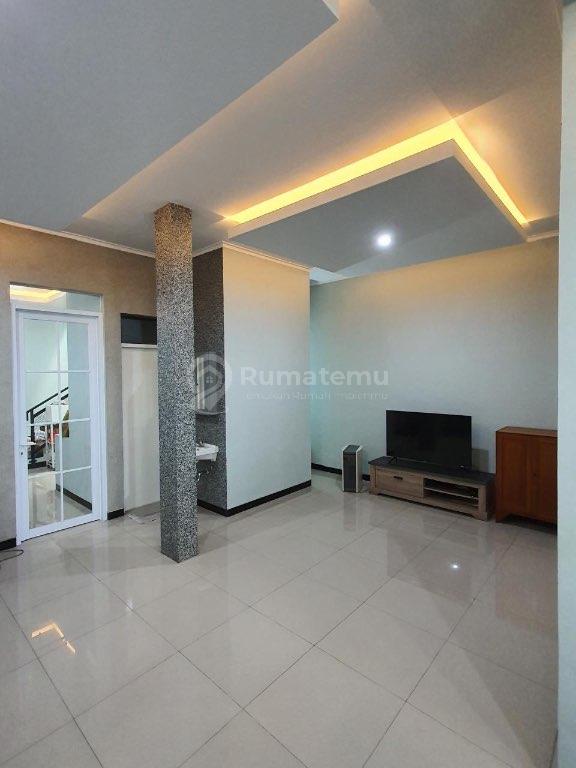DIJUAL Rumah Semi Furnished 2 Lantai di Taman Kopo Indah 3 Springville