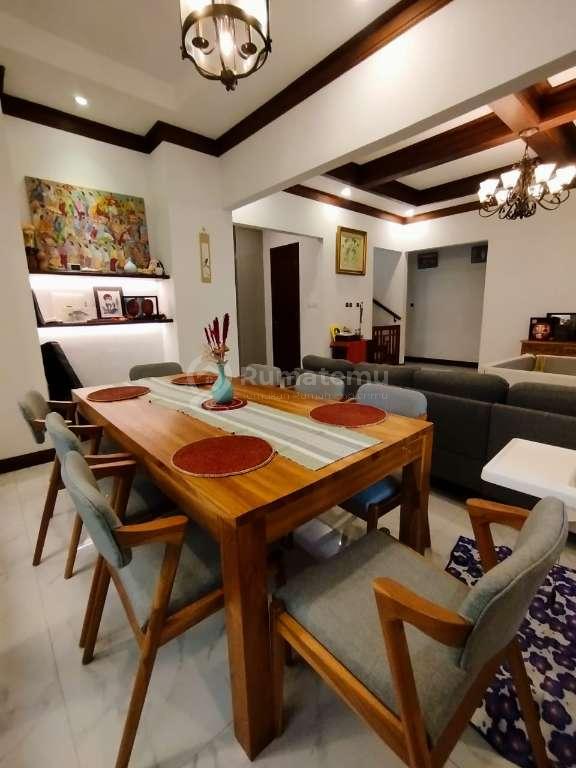 DISEWA : Rumah Ala Villa Bali di dalam Cluster yang Tenang dengan Fasilitas Lengkap Disewakan di Kemang Jakarta Selatan