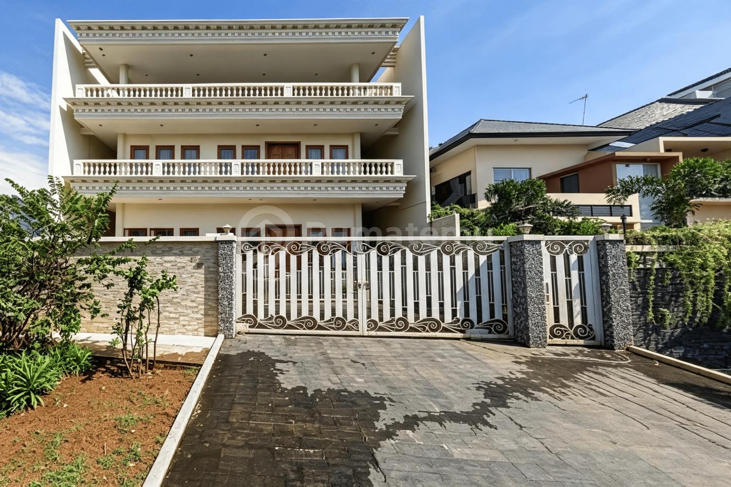 Jual rumah 2 lantai dengan halaman yang luas serta terasa mewah di Lebak Bulus, Cilandak, Jakarta Selatan