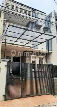 Rumah Minimalis 3 Lantai Dalam Komplekdi Kebun Jeruk