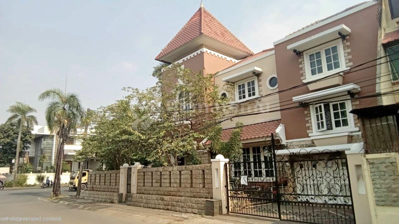 Rumah Elegan Bergaya Mediterania Klasik Posisi Di Hook Berada di Lokasi Strategis Di Citra Garden - Kalideres - Jakarta Barat