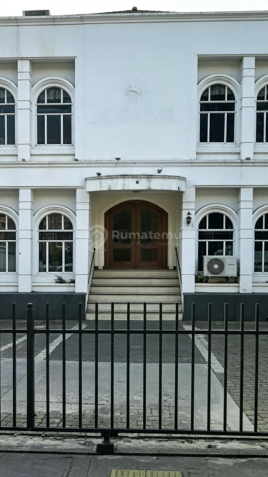 Gedung 2 Lantai Area Komersial Strategis