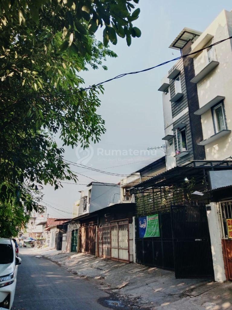 Rumah Kost Aktif 3 Lantai 20 Kamar & KM Dalam Fasilistas Lengkap Lokasi Strategis di Perumahan Cengkareng Elok
