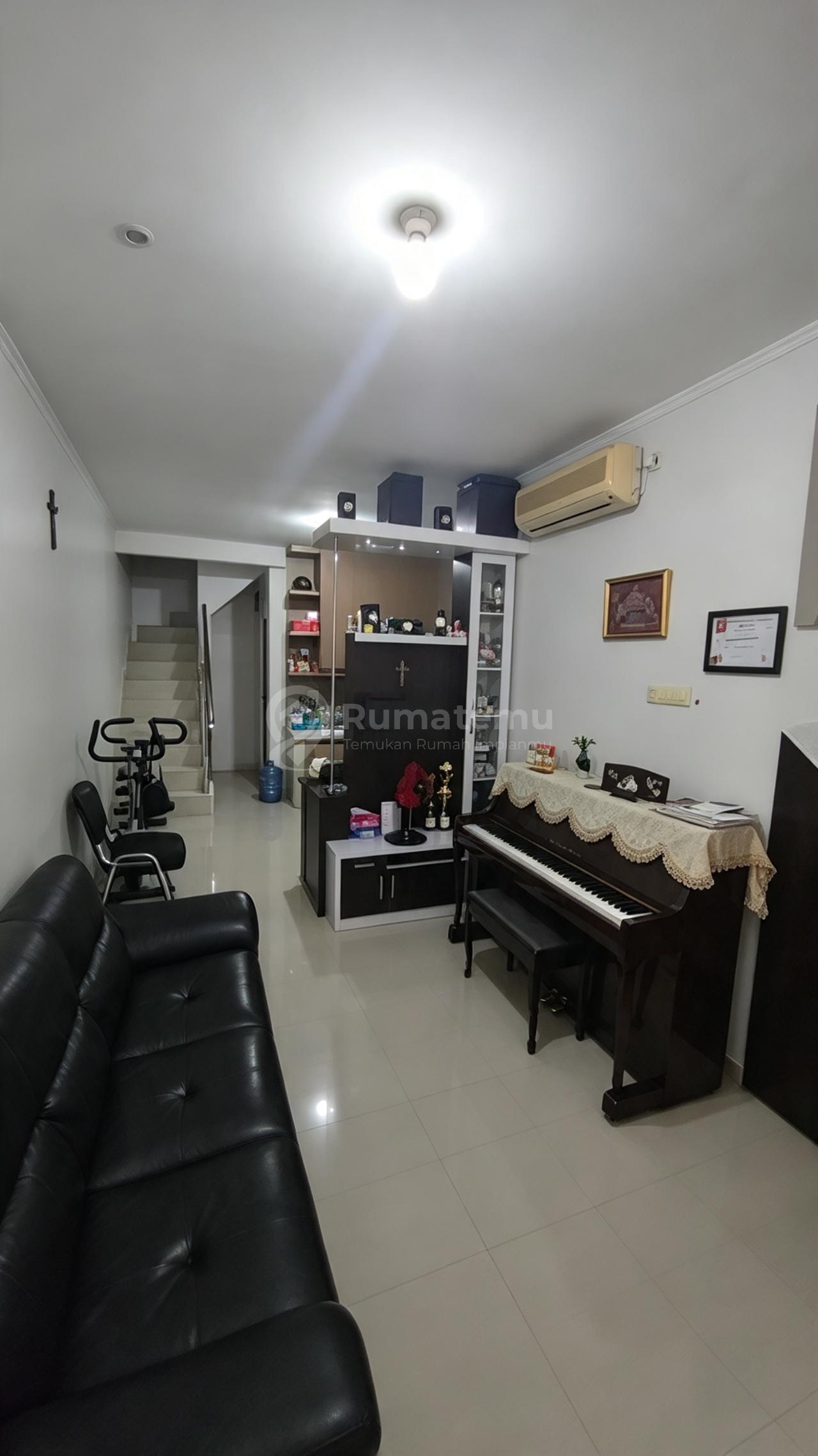 The Pasadena, Cengkareng Timur, Jakarta Barat..Dijual Rumah 2 Lantai, Semi Furnished, Kamar Tidur: 2 + 1, Kamar Mandi: 2, PLN 2.200W, Air Pam, Row Jalan Lebih Lebar Dibanding Blok Lain, Shm.-M30926t4