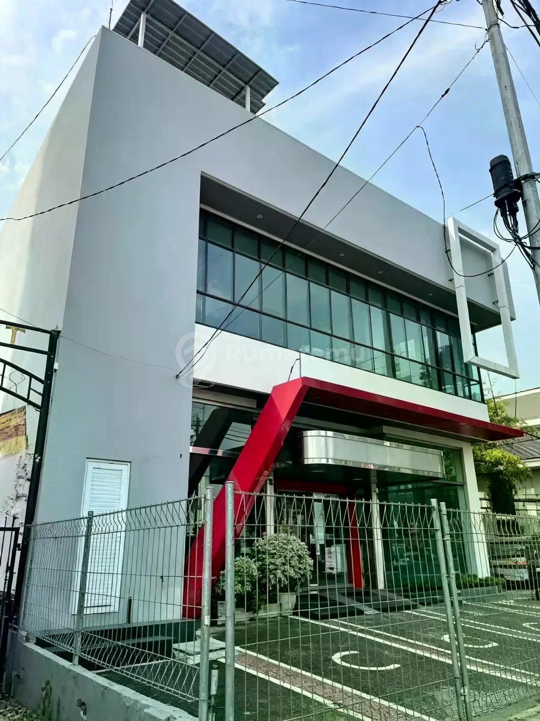 Gedung Eks Showroom Hoek Pinangsia Taman Sari! Ada Lift Mobil & Rooftop Muat 15 Mobil, Jual 25M!