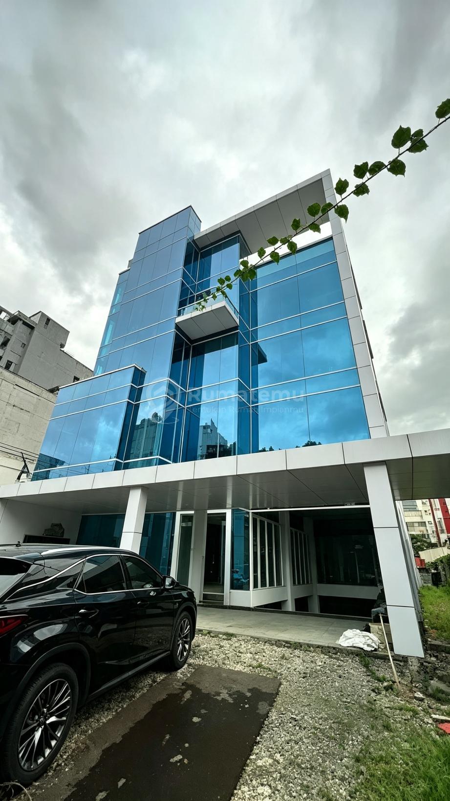 Gedung Kantor Menteng Depan Jalan Dengan Akses Mudah Dan Sekitaran Area Ramai