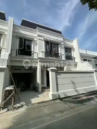 Rumah Mewah American Classic dengan Rooftop Luas di Cempaka Putih