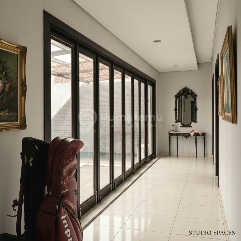 Rumah halaman luas dengan kolam renang. Bintaro
