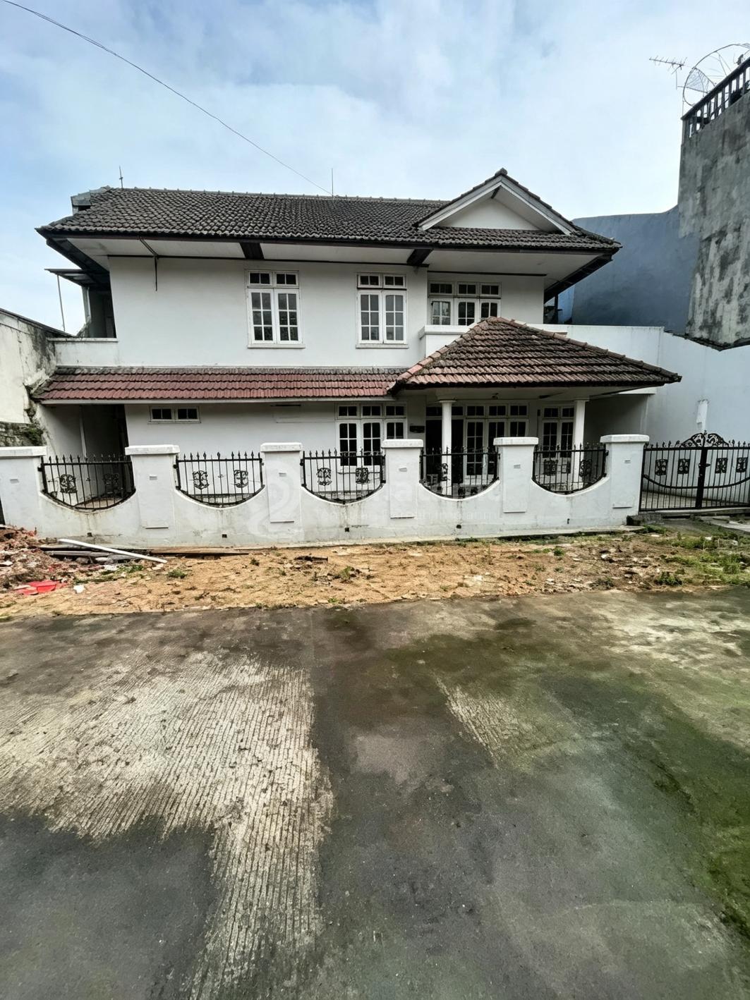 Rumah Lama Butuh Renovasi di Pondok Kelapa