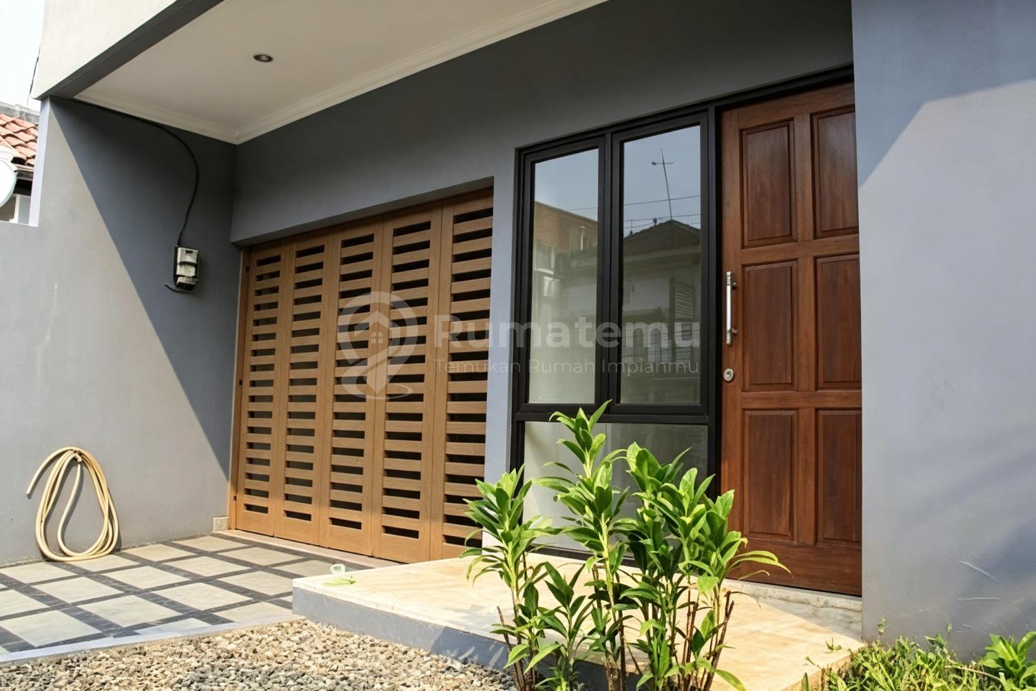 Dijual rumah minimalis di pondok indah, Pondok Pinang terdapat Kitchen set Taman depan, belakang