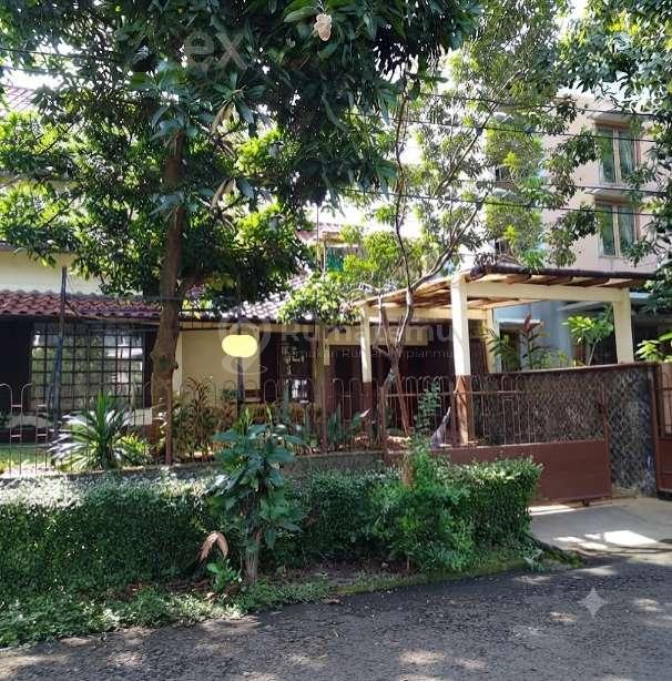 Rumah Luas dengan Halaman depan dan belakang luas Dijual Bintaro Jaya Sektor 1, Bintaro, Pesanggrahan