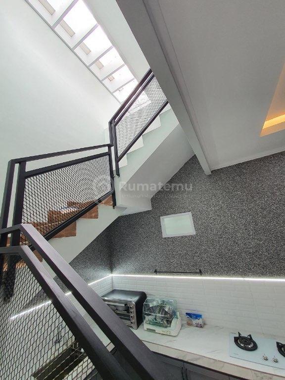 DIJUAL Rumah Semi Furnished 2 Lantai di Taman Kopo Indah 3 Springville