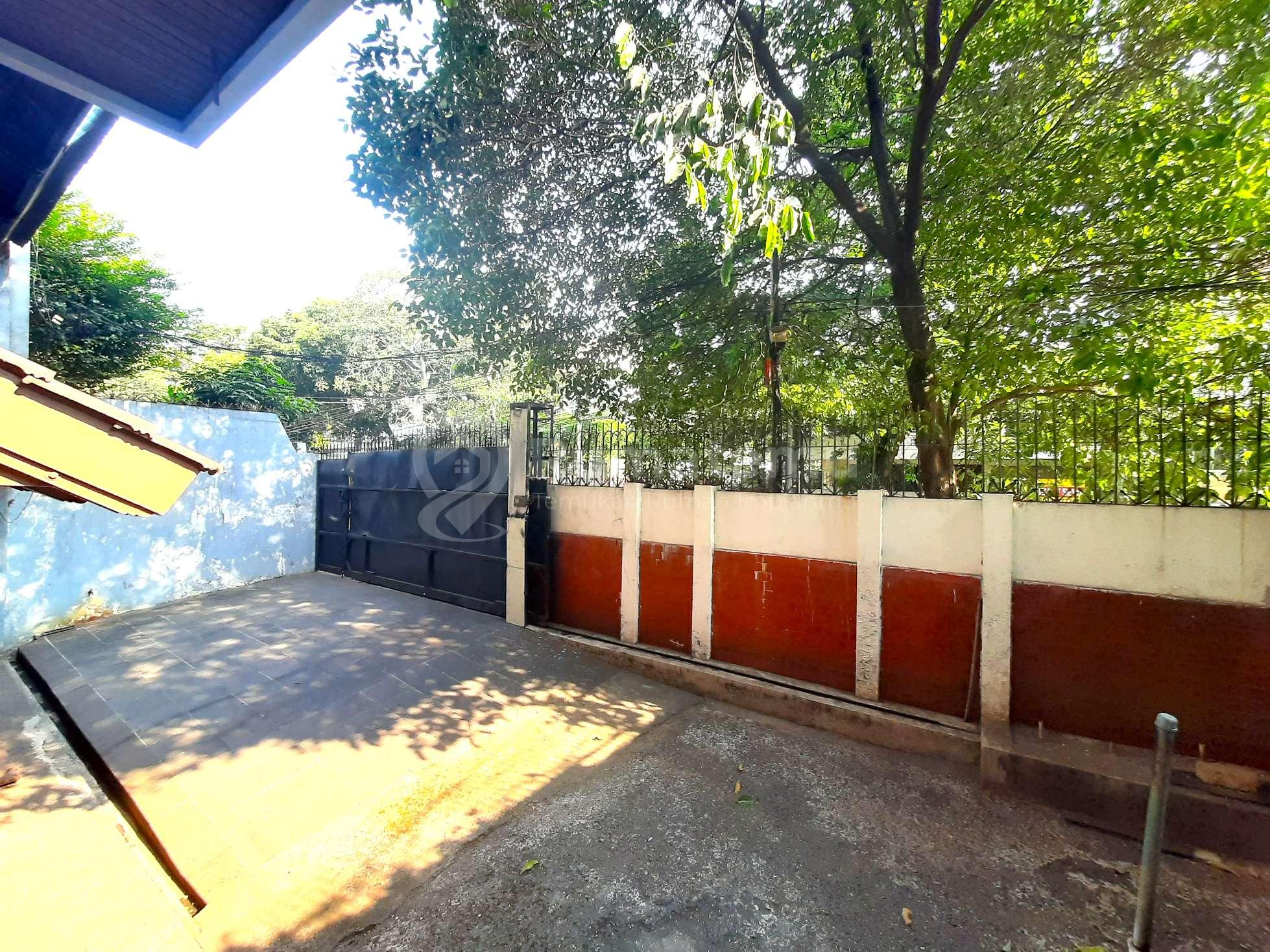 Rumah Tomang. 2.5 Lantai. 14x25. Jalan Raya 4 Mobil. Siap Huni