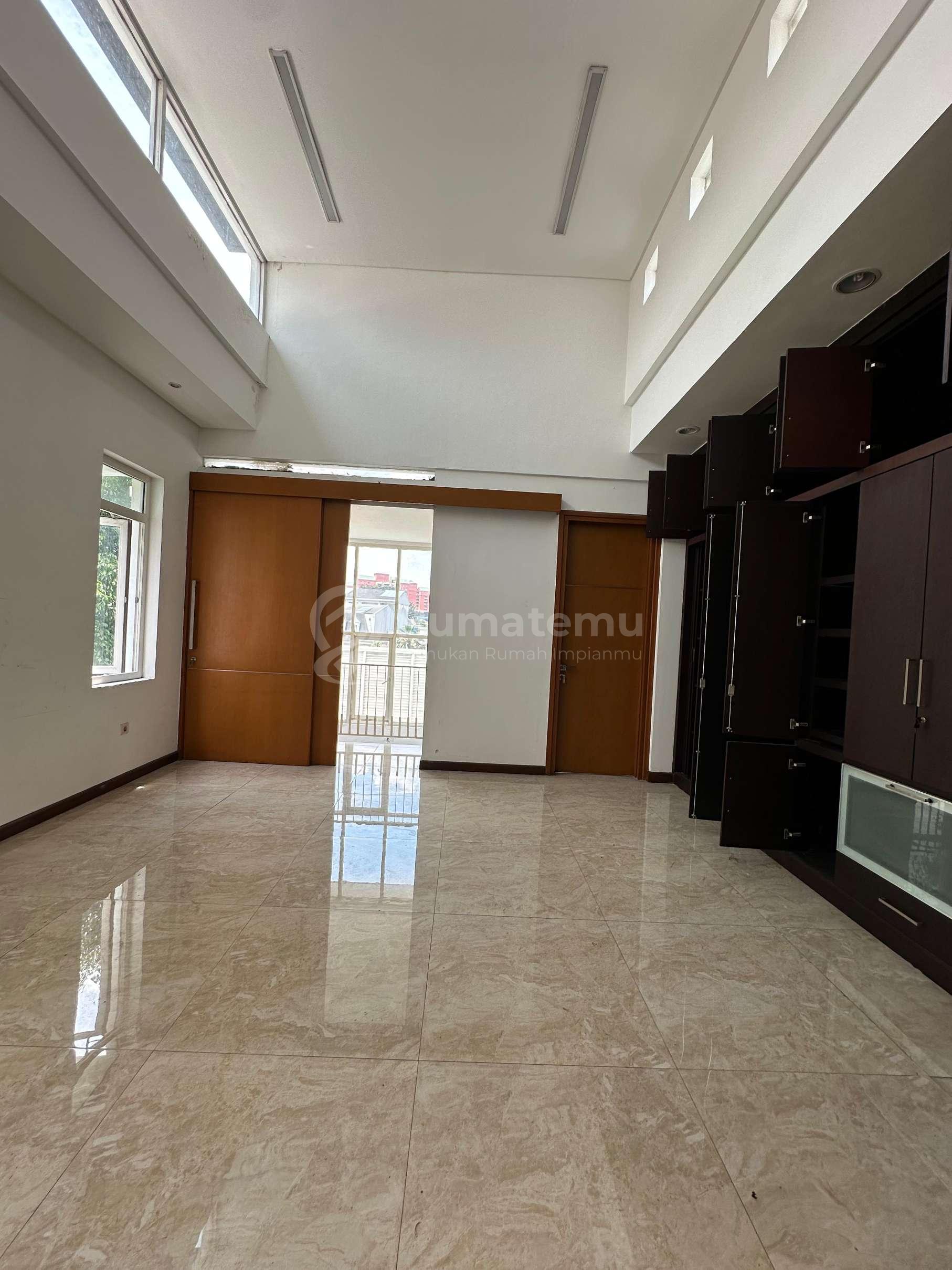 Sewa Rumah Mewah Dengan Pool di Pondok Indah