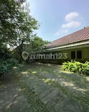 Dijual Rumah 2 Lantai di Menteng. Lokasi Elite, Dekat Jl. Suwiryo